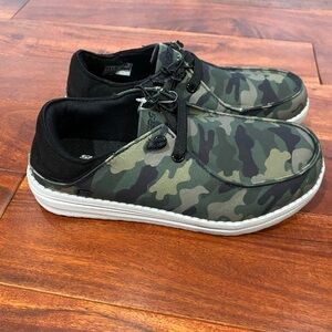 5/20 Boys sz1 sketchers camo boat shoes